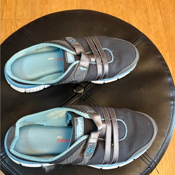 Skechers Relaxed Fit Memory Foam slip on sneakers - size 8 - Picture 5 of 6